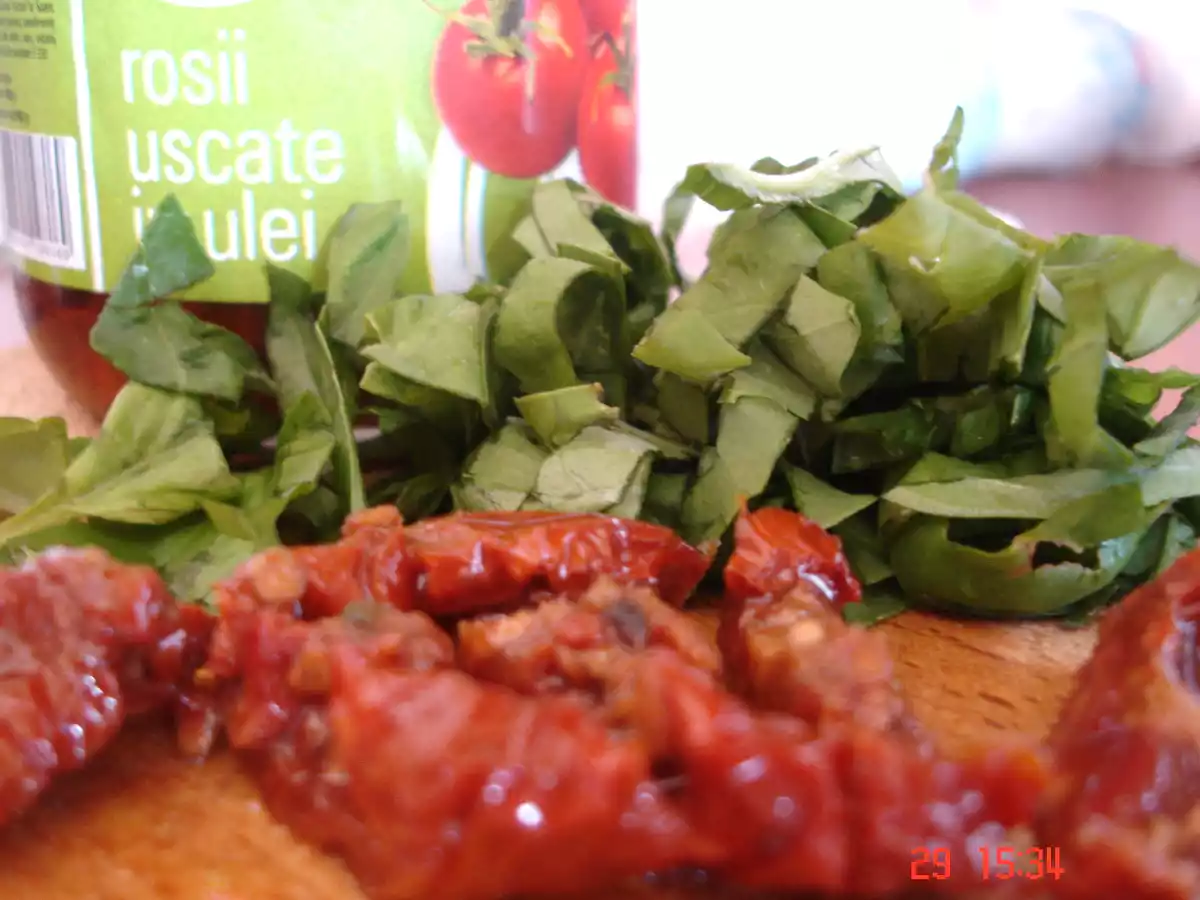 Salata de paste cu rosii uscate si busuioc - poza 3