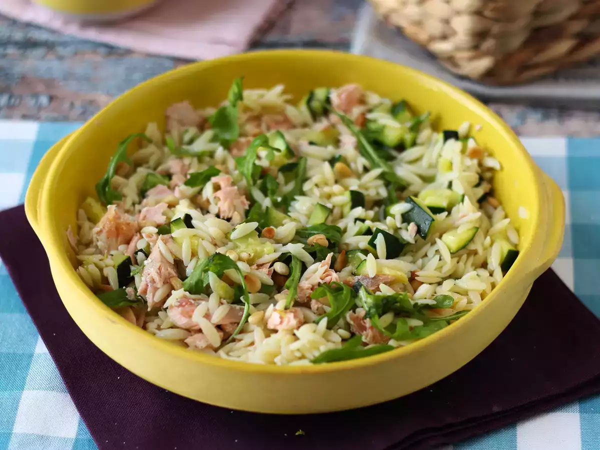 Salată de paste Orzo cu somon și dovlecel - poza 5