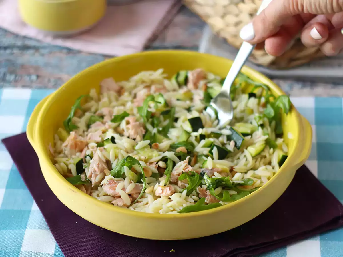 Salată de paste Orzo cu somon și dovlecel - poza 7