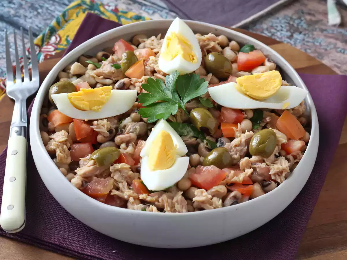 Salată de porumb cu ton, ouă și măsline: preparat clasic portughez!