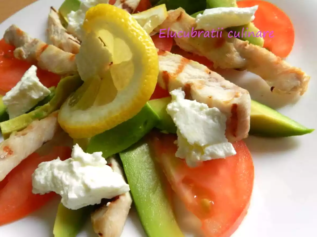 Salată de pui cu avocado
