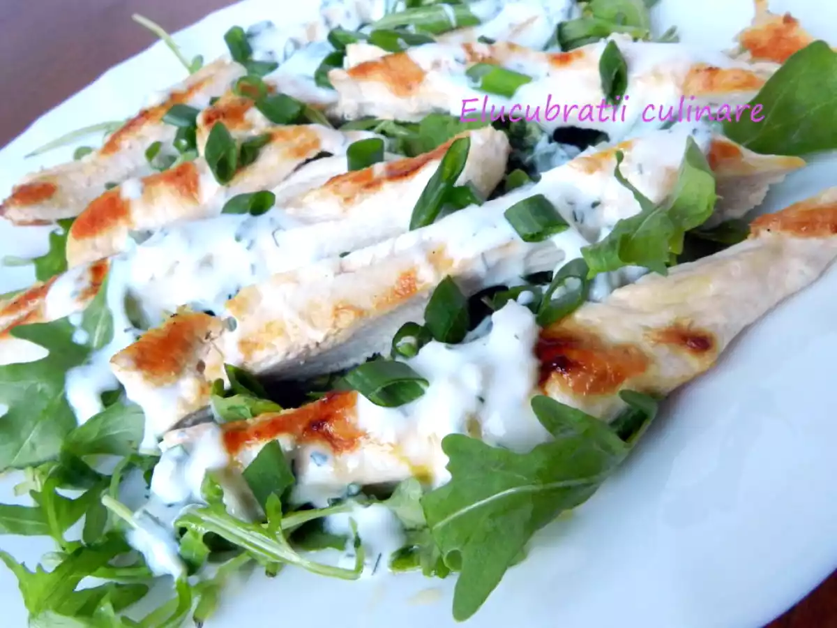 Salată de pui cu rucola, iaurt și usturoi