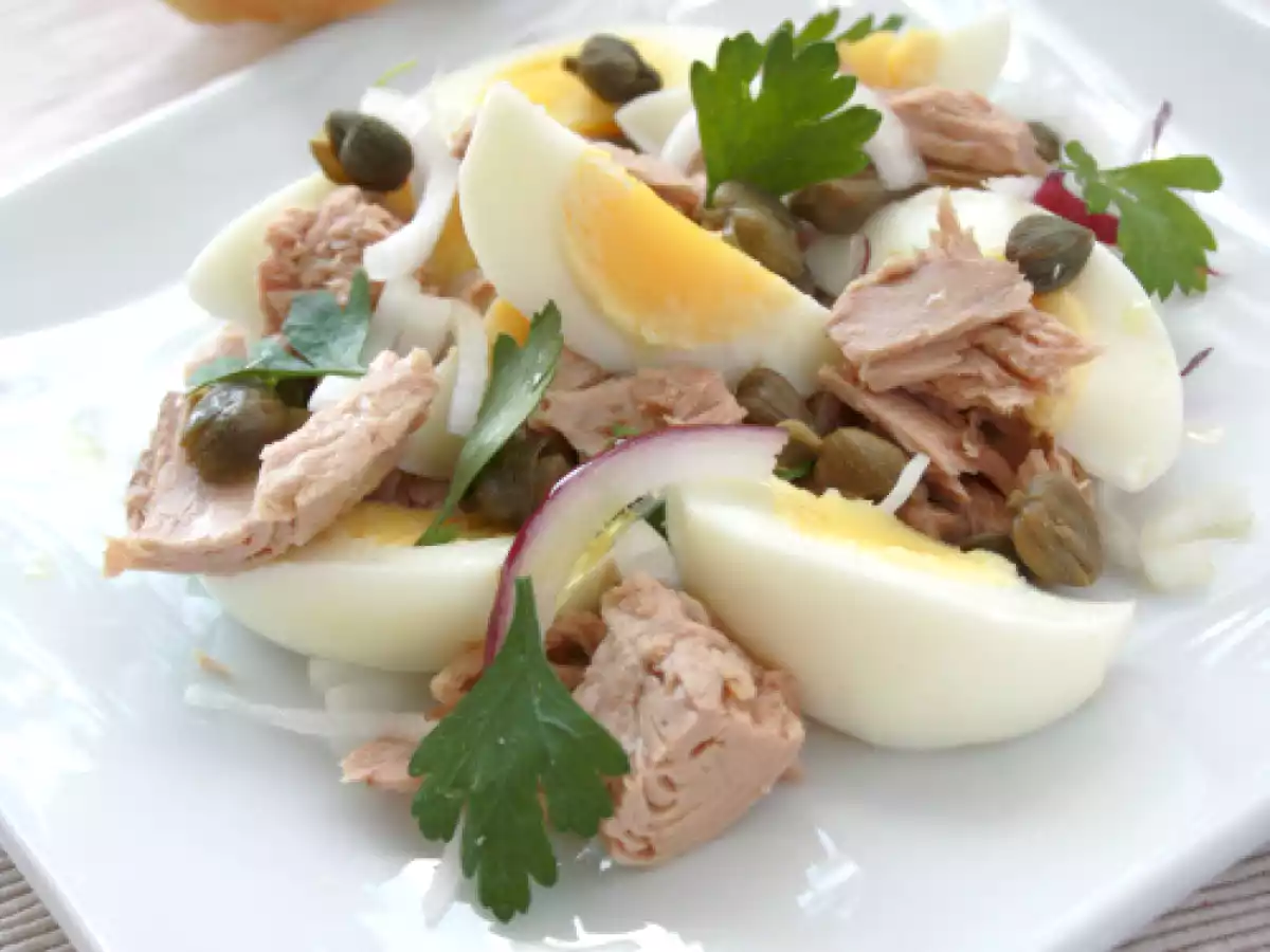 Salata de ton, oua si ceapa