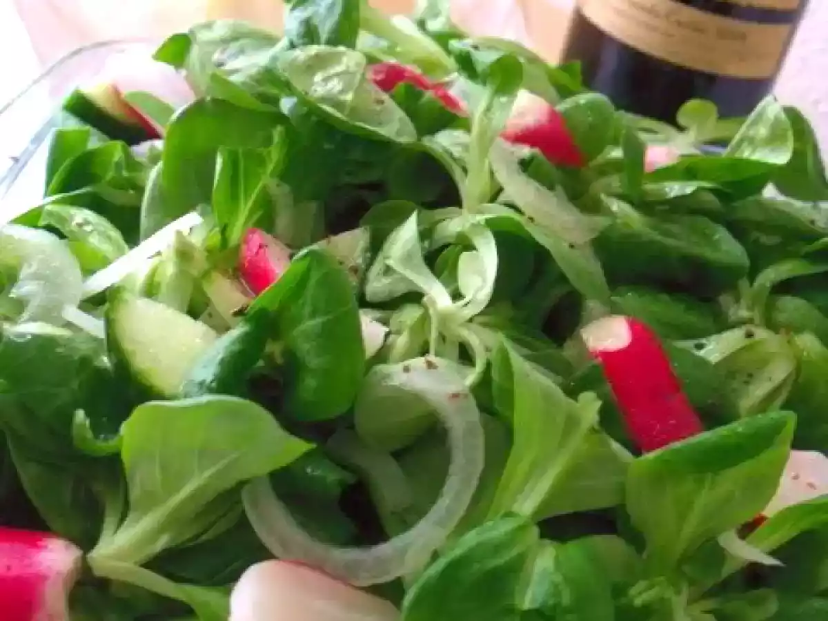 SALATA DE VALERIANA CU RIDICHI SI CASTRAVETE