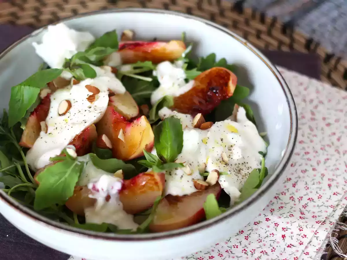 Salată dulce-sărată cu piersici prăjite, rucola și burrata (aromele dulci ale verii)
