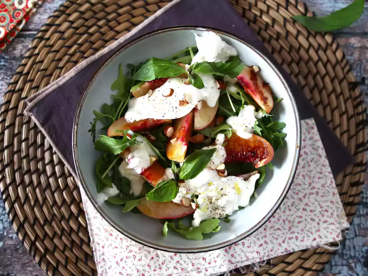 Salată dulce-sărată cu piersici prăjite, rucola și burrata (aromele dulci ale verii) - poza 2