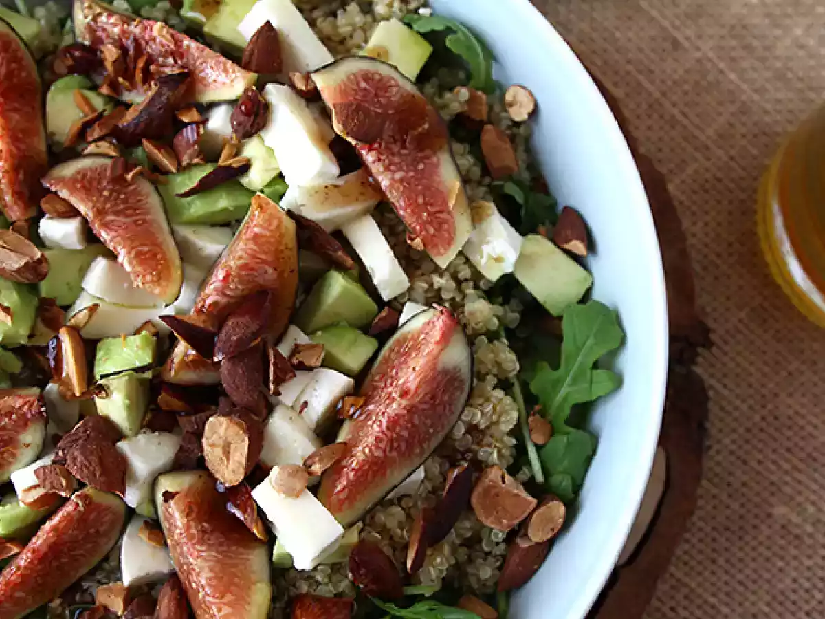 Salata dulce-sarata cu smochine, rucola, quinoa, mozzarella si avocado - poza 2