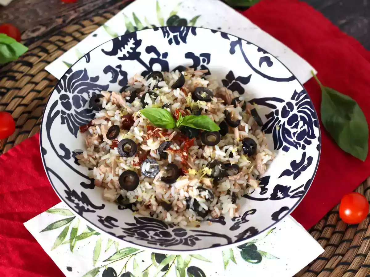 Salată mediteraneană de orez: ton, măsline, roșii uscate și lămâie - poza 2