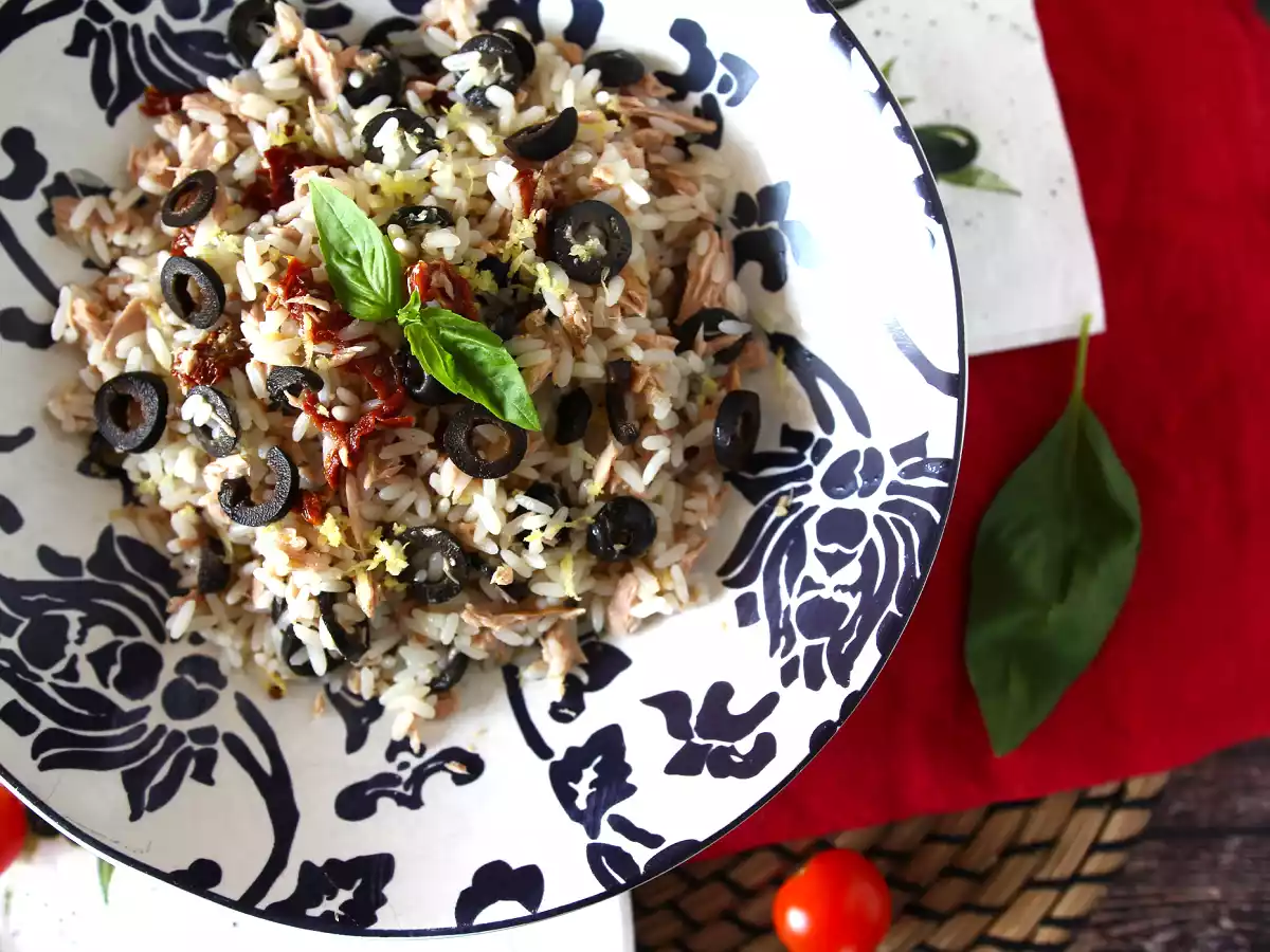 Salată mediteraneană de orez: ton, măsline, roșii uscate și lămâie - poza 3