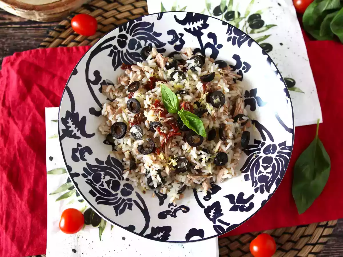 Salată mediteraneană de orez: ton, măsline, roșii uscate și lămâie - poza 4