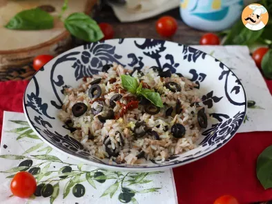Salată mediteraneană de orez: ton, măsline, roșii uscate și lămâie
