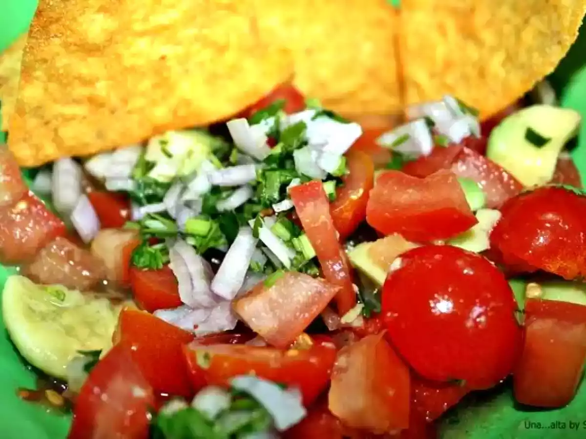 Salata mexicana - cu avocado, rosii si dressing cu coriandru