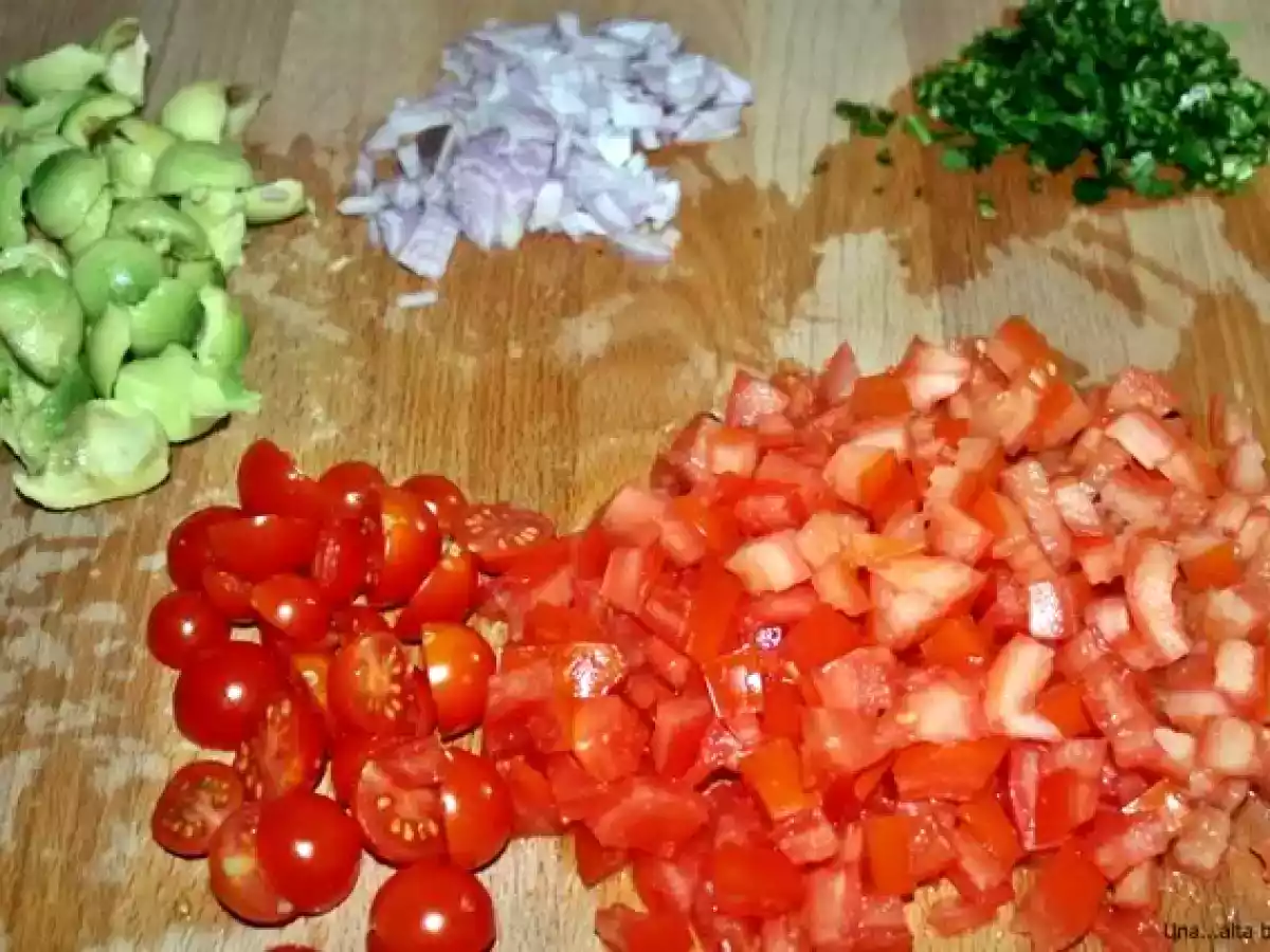 Salata mexicana - cu avocado, rosii si dressing cu coriandru - poza 3