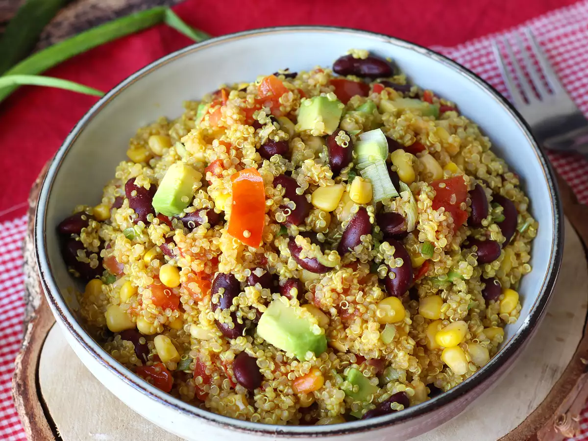 Salată proteică de quinoa cu fasole roșie și porumb - poza 2