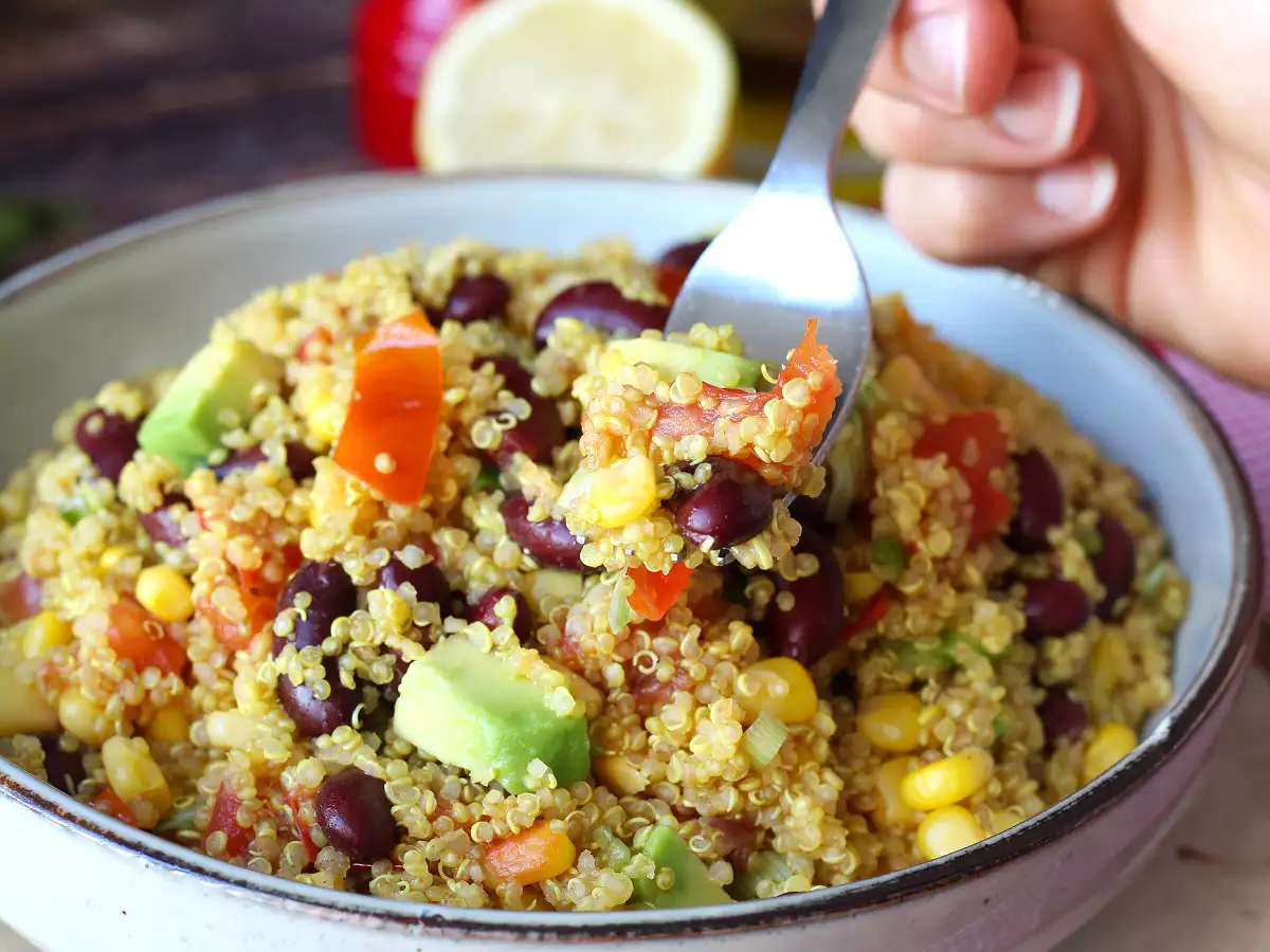Salată proteică de quinoa cu fasole roșie și porumb - poza 3