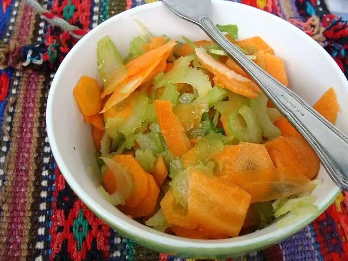 Salata tunisiana cu telina si morcovi