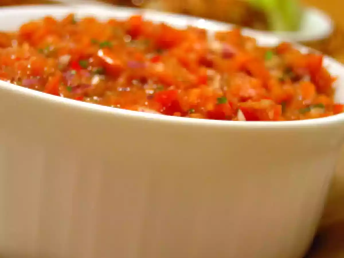 Salata turceasca de rosii si ardei gras - poza 2