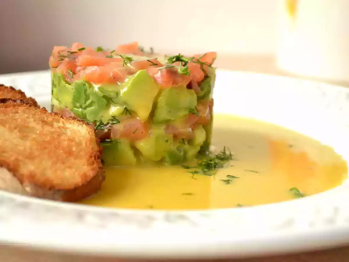 Salata usoara cu somon si avocado