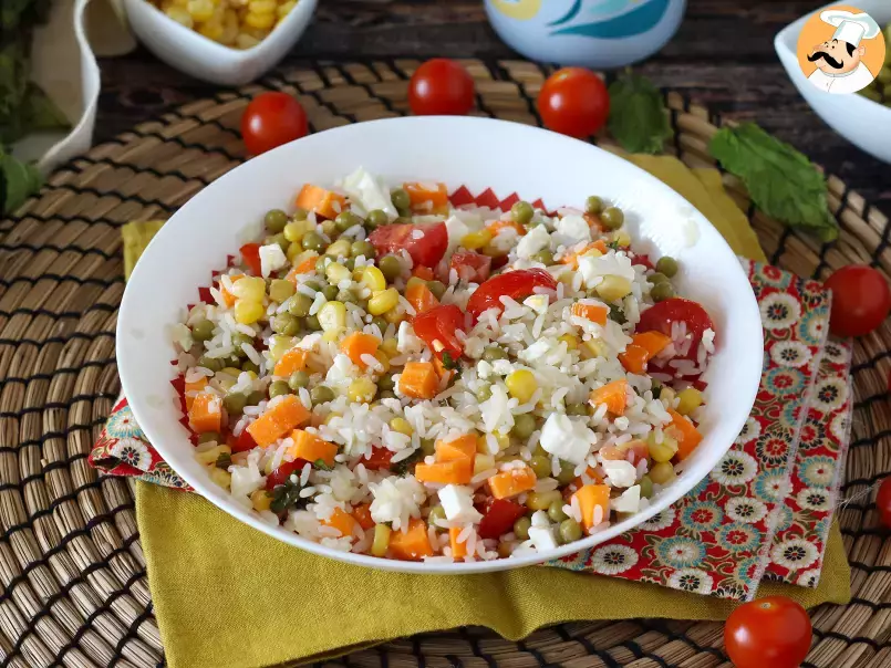 Salată vegetariană de orez: feta, porumb, morcovi, mazăre, roșii cherry și mentă, poza 3