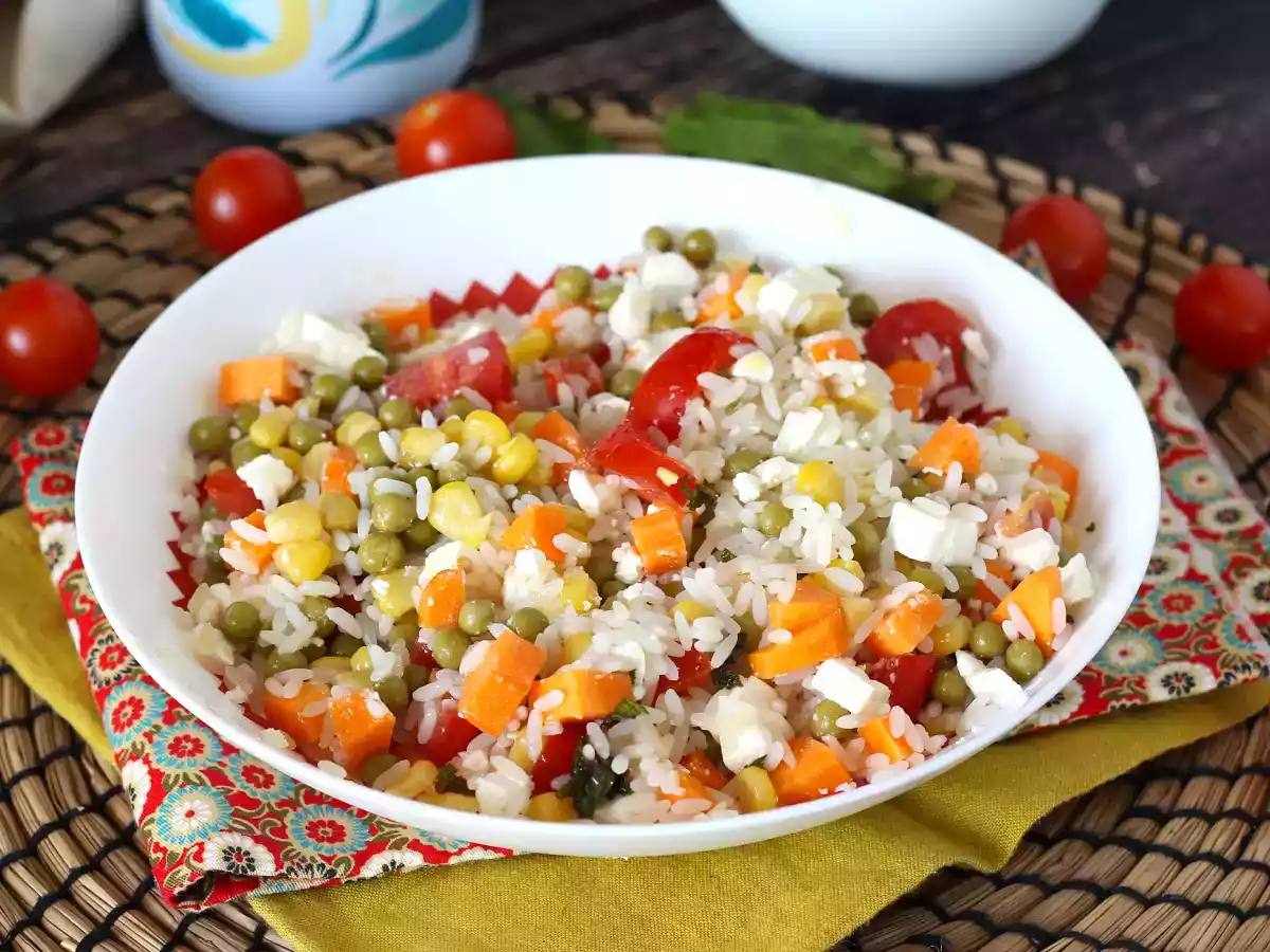 Salată vegetariană de orez: feta, porumb, morcovi, mazăre, roșii cherry și mentă - poza 5