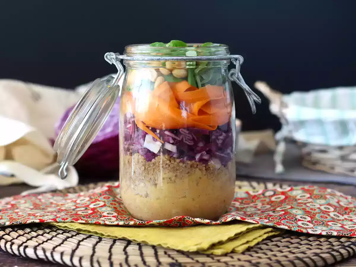 Salată vegetariană la borcan