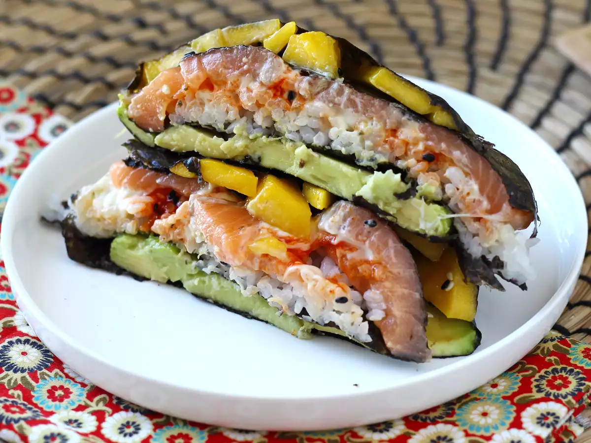 Sandviș de sushi cu somon, avocado și mango: proaspăt, original și extrem de delicios - poza 2