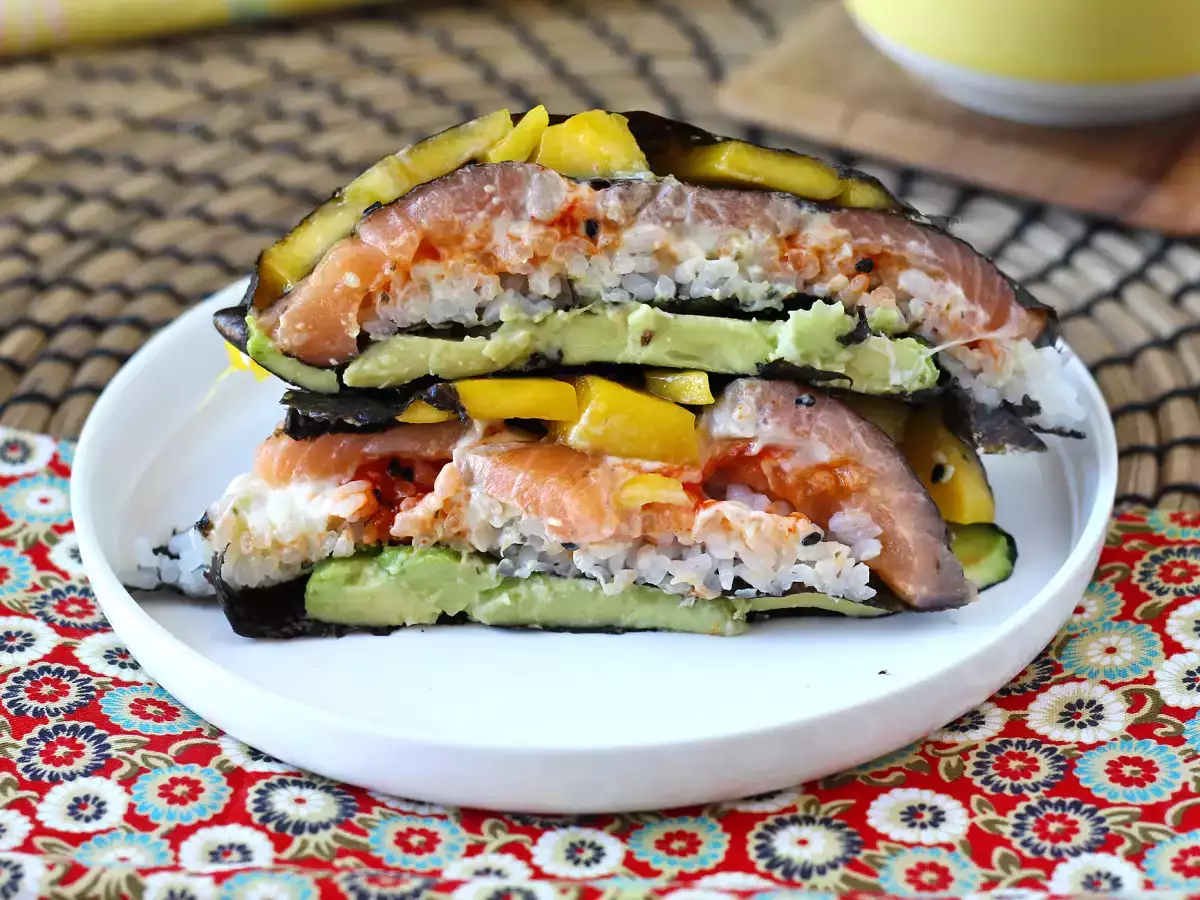 Sandviș de sushi cu somon, avocado și mango: proaspăt, original și extrem de delicios - poza 3