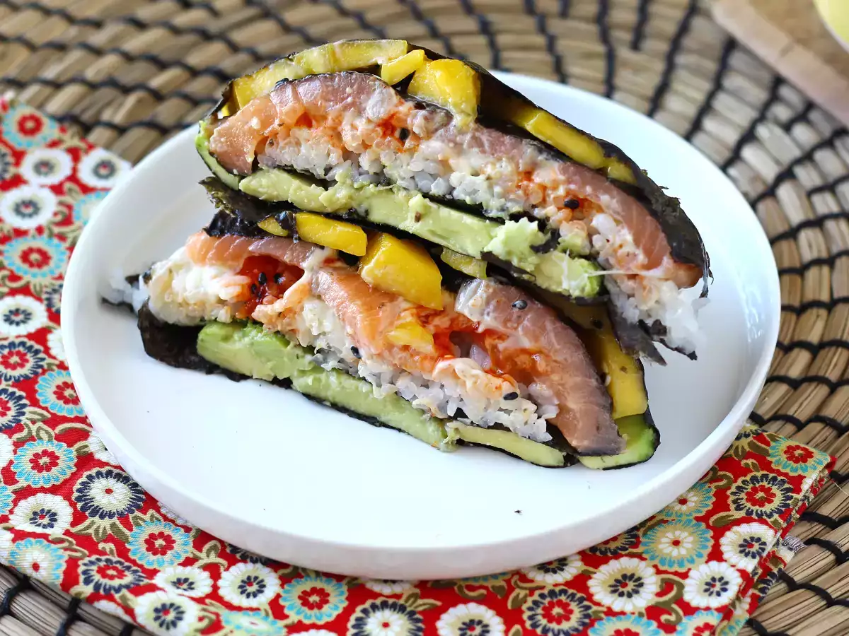 Sandviș de sushi cu somon, avocado și mango: proaspăt, original și extrem de delicios - poza 4