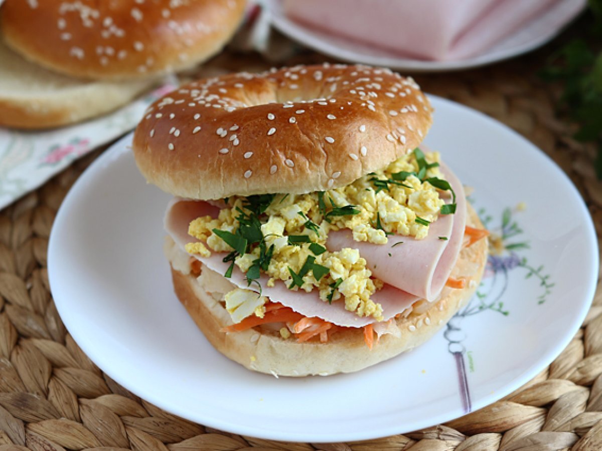 Sandwich bagel, curcan, salata de varza si ou