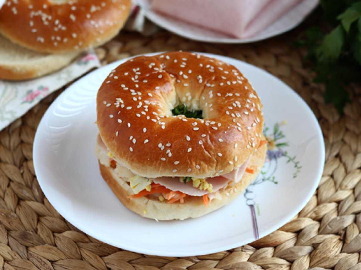 Sandwich bagel, curcan, salata de varza si ou - poza 2