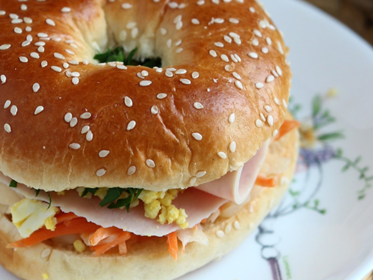 Sandwich bagel, curcan, salata de varza si ou - poza 3