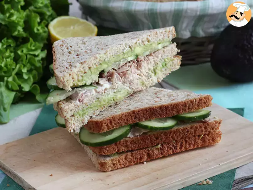 Sandwich Club cu ton si avocado