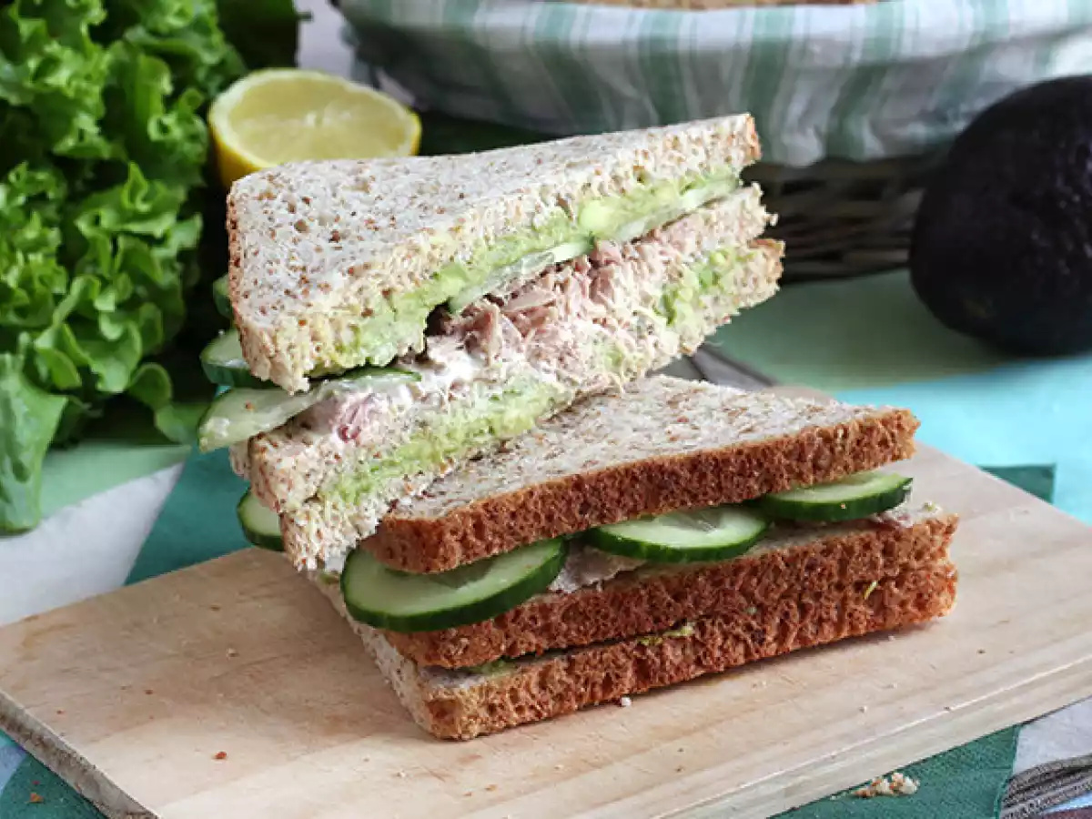 Sandwich Club cu ton si avocado