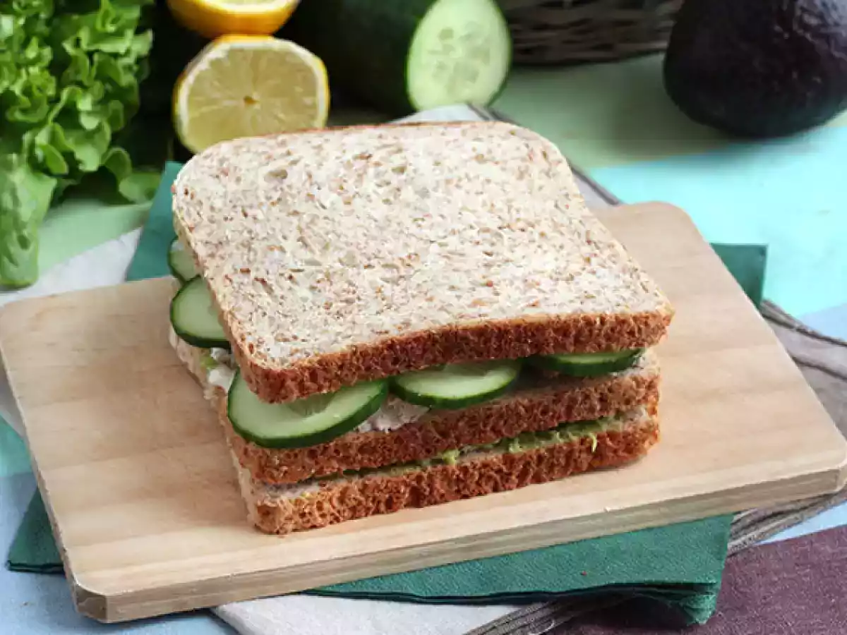 Sandwich Club cu ton si avocado - poza 2