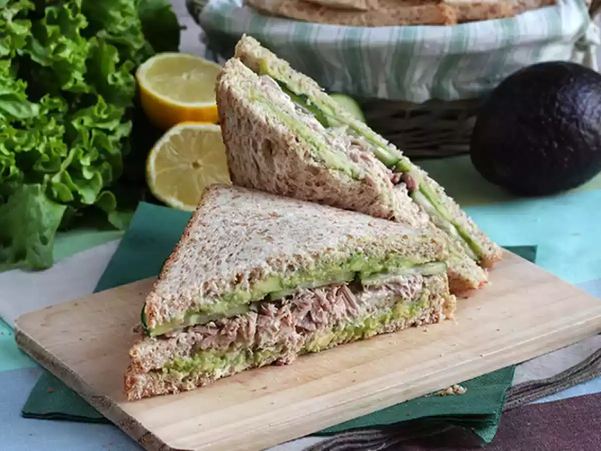 Sandwich Club cu ton si avocado - poza 3