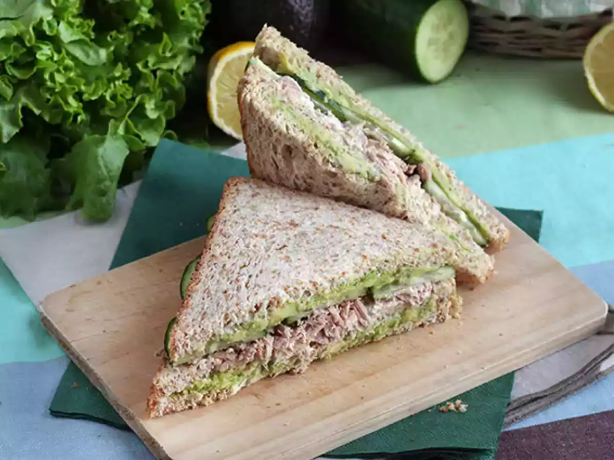Sandwich Club cu ton si avocado - poza 5