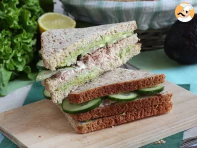 Sandwich Club cu ton si avocado