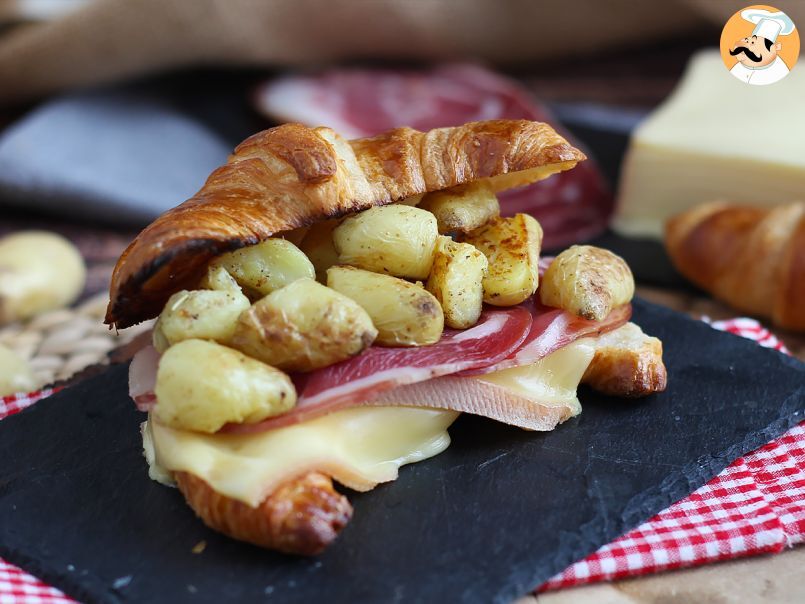 Sandwich croissant cu raclette pentru un brunch gourmet reusit!