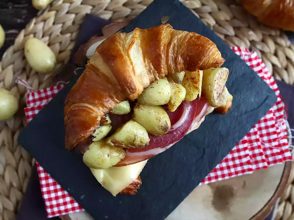 Sandwich croissant cu raclette pentru un brunch gourmet reusit! - poza 2
