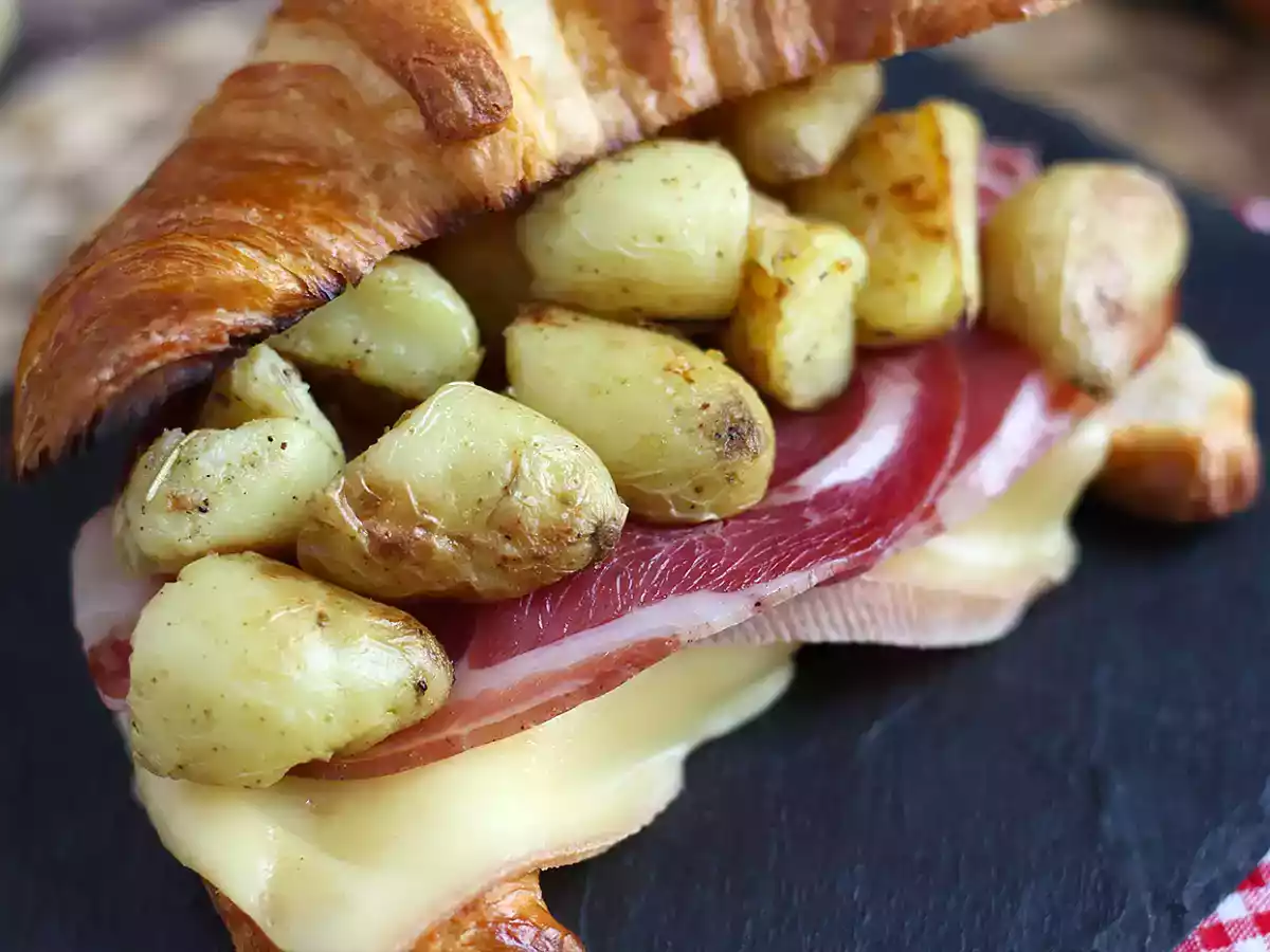 Sandwich croissant cu raclette pentru un brunch gourmet reusit! - poza 3