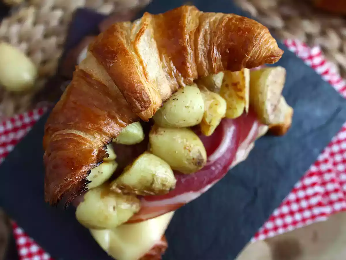 Sandwich croissant cu raclette pentru un brunch gourmet reusit! - poza 4