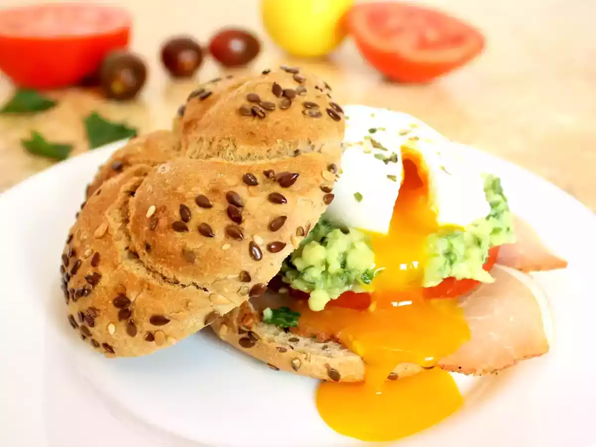 Sandwich cu Ou Posat si Guacamole - poza 2