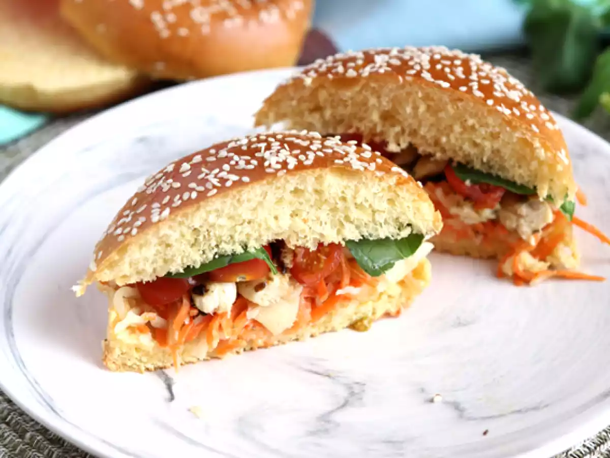 Sandwich cu pui marinat, salata de varza, rosii, busuioc