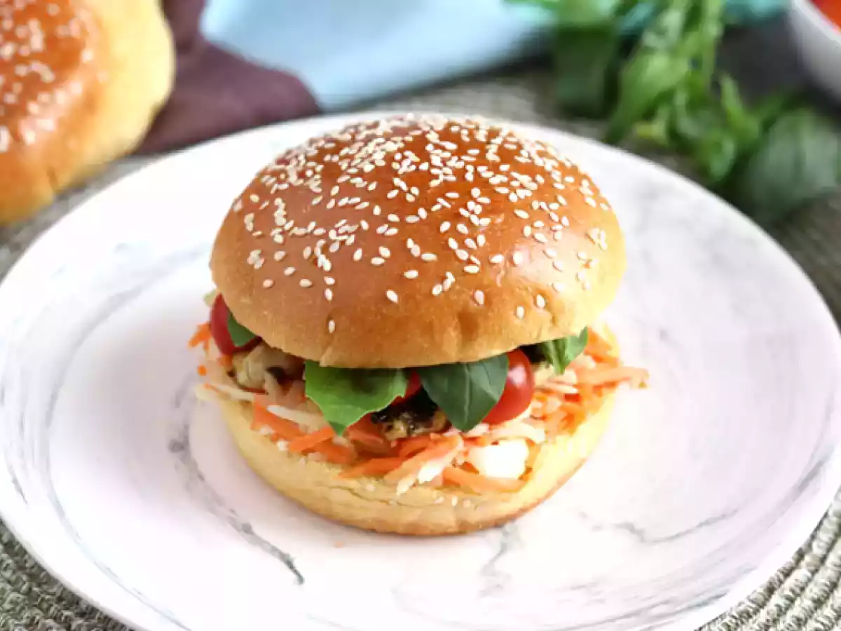 Sandwich cu pui marinat, salata de varza, rosii, busuioc - poza 2