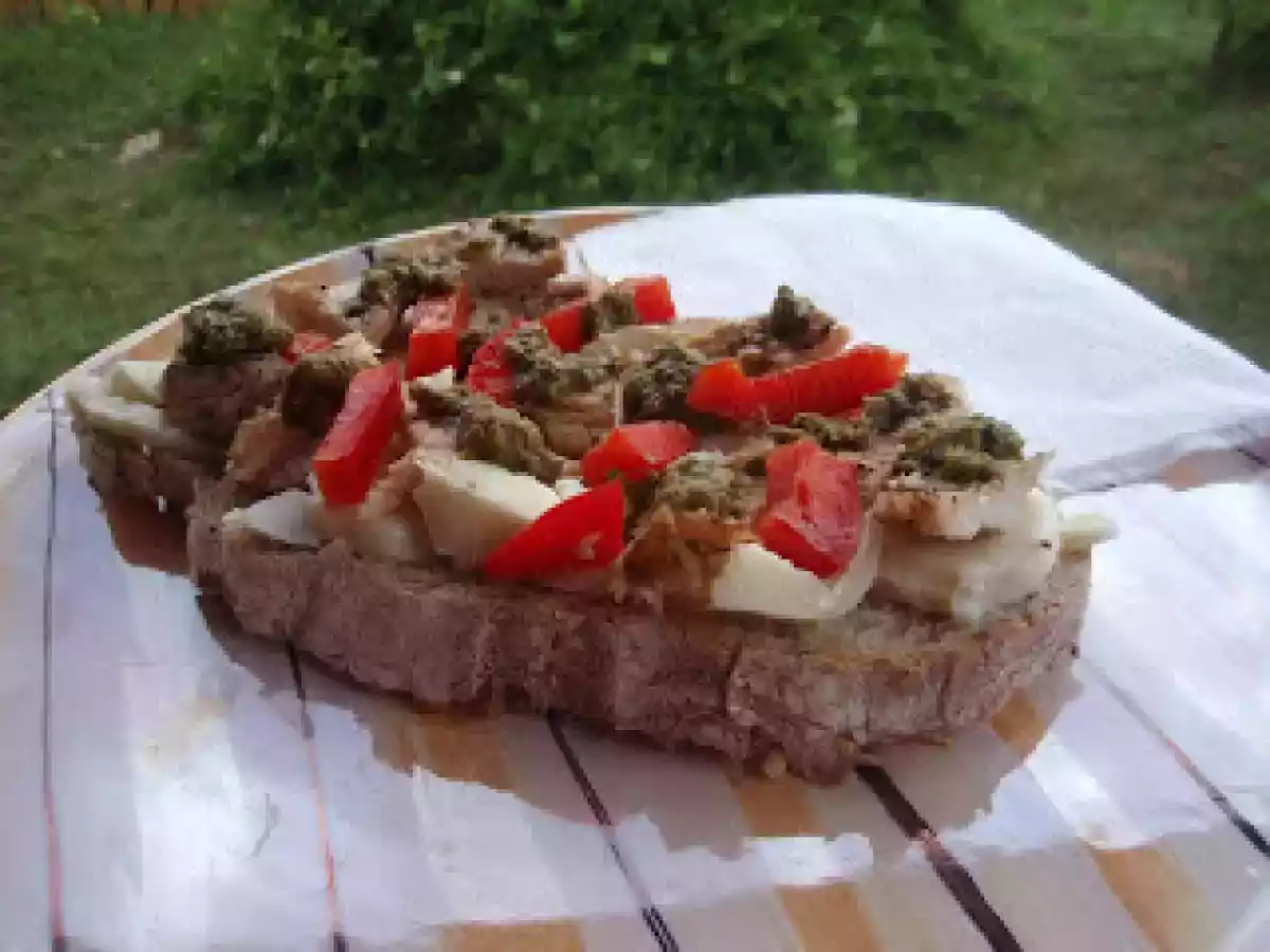 Sandwich cu pui si pesto