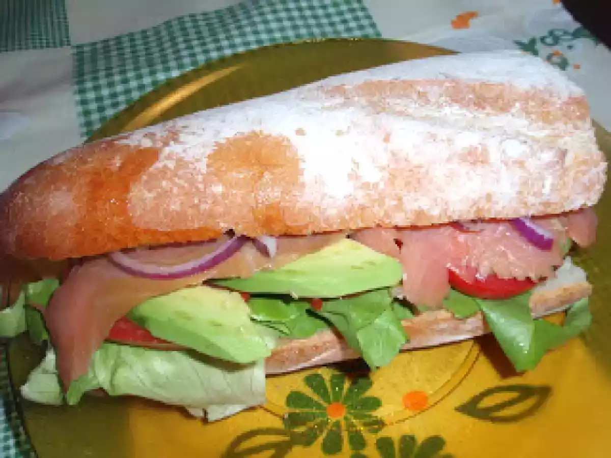 Sandwich cu somon afumat, avocado si rosii - poza 2