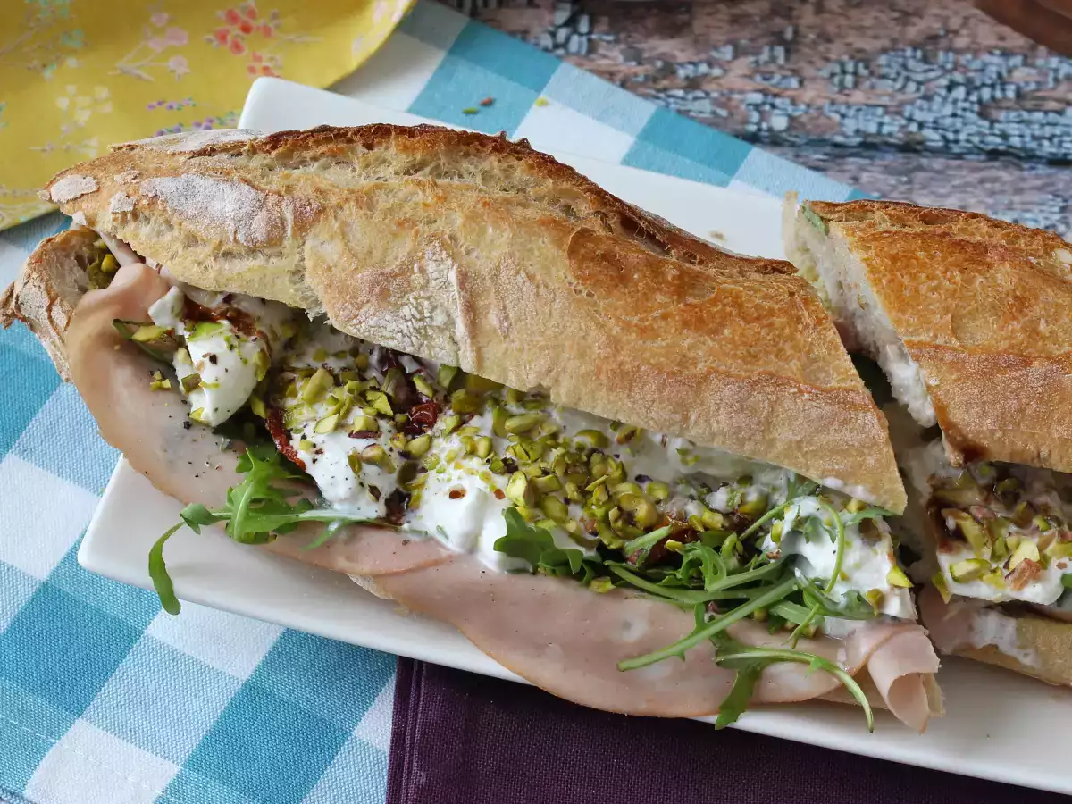 Sandwich italian gourmet cu mortadella și brânză burrata - poza 2
