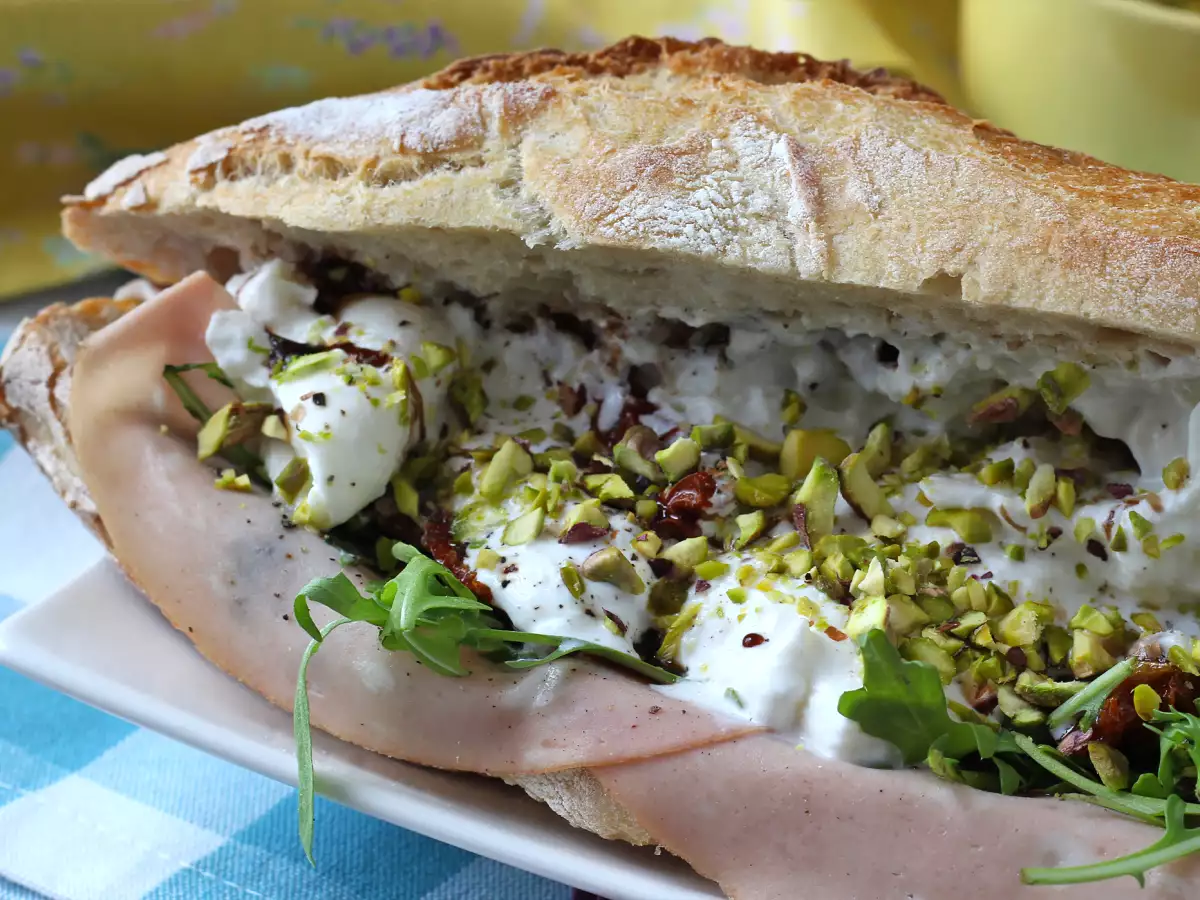 Sandwich italian gourmet cu mortadella și brânză burrata - poza 3