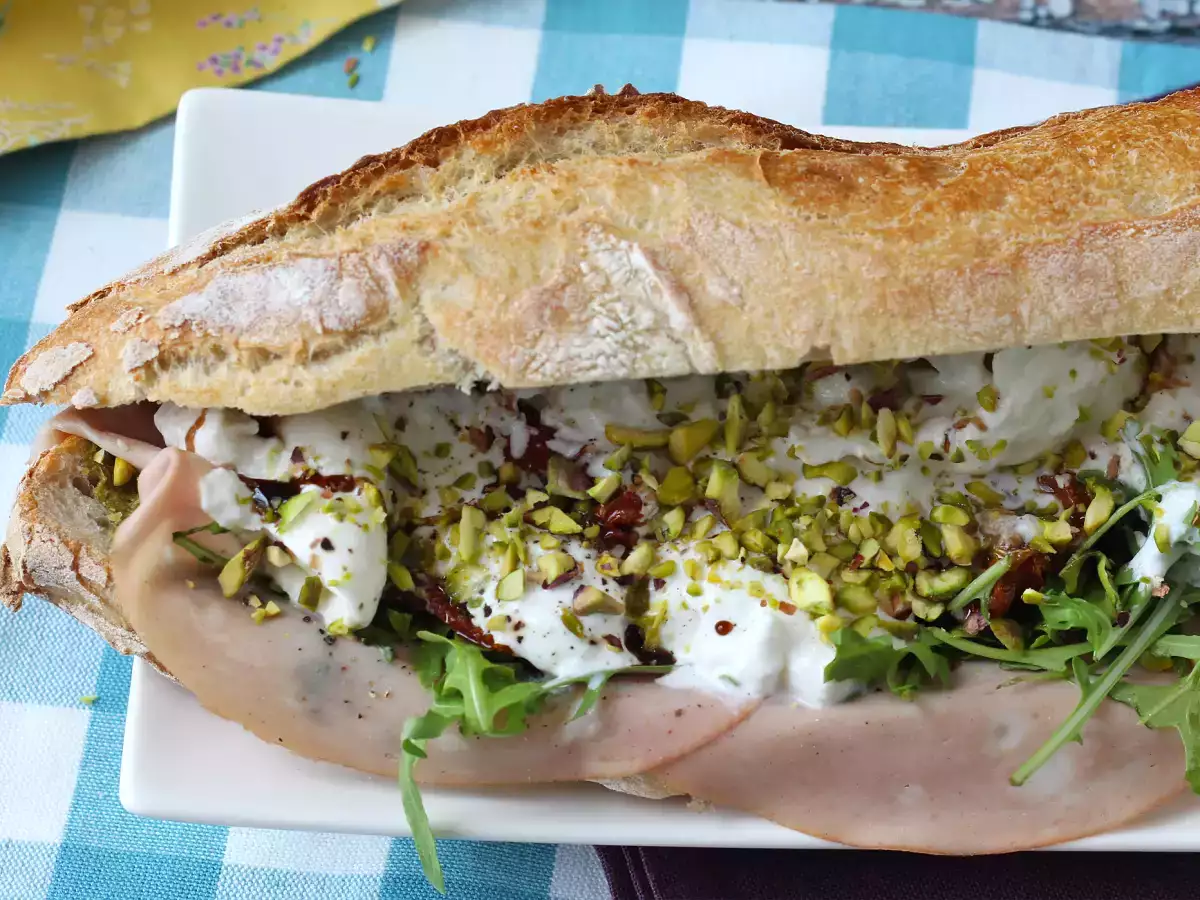 Sandwich italian gourmet cu mortadella și brânză burrata - poza 4