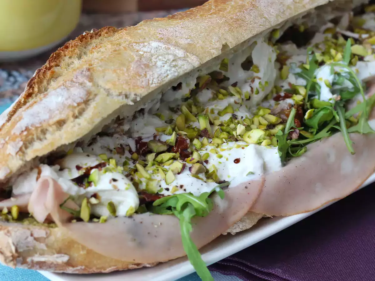 Sandwich italian gourmet cu mortadella și brânză burrata - poza 5